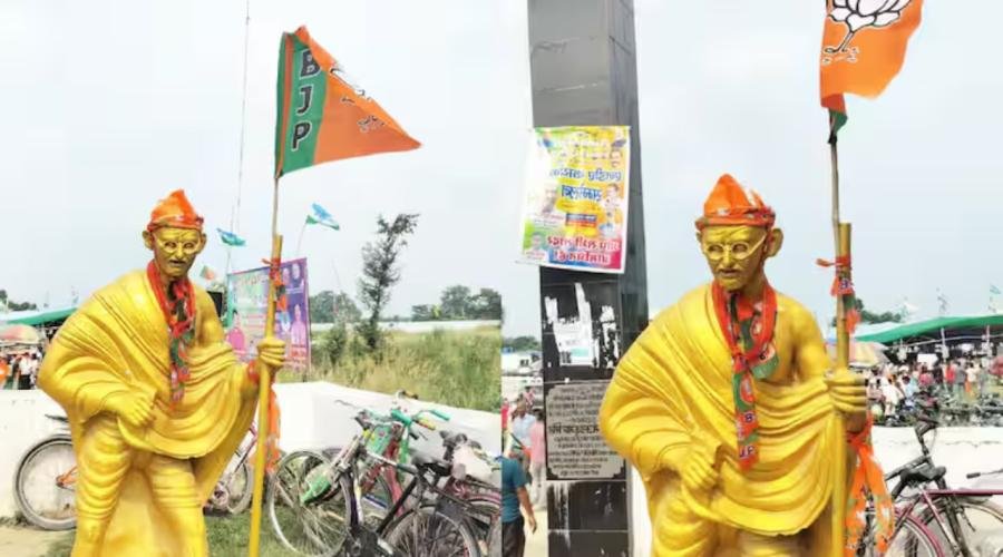 Muzaffarpur: मुजफ्फरपुर में महात्मा गांधी को पहना दी BJP भगवा टोपी, राजद ने गंगाजल से किया शुद्धिकरण