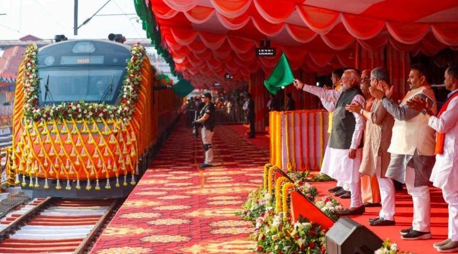Vandey Bharat: पीएम ने दी चार नई ट्रेन की सौगात